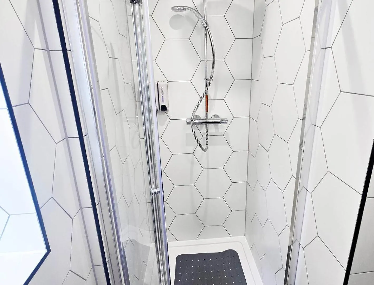 Rayan Heights Cosy 1 Bedroom Flat Sleeps 2 Perfect For Contractors Tourists Families - Free Parking London United Kingdom