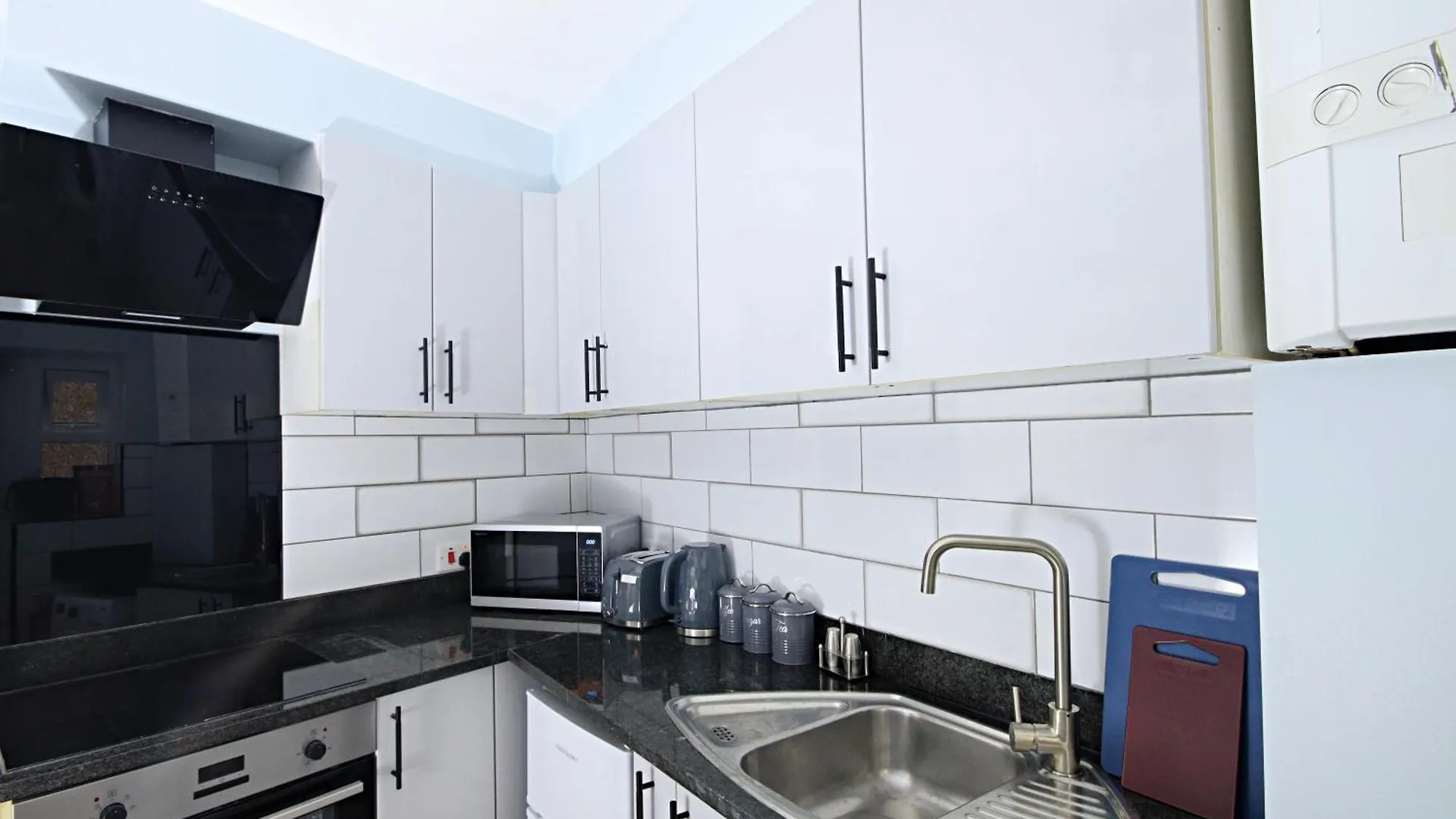 Rayan Heights Cosy 1 Bedroom Flat Sleeps 2 Perfect For Contractors Tourists Families - Free Parking Londyn Apartament